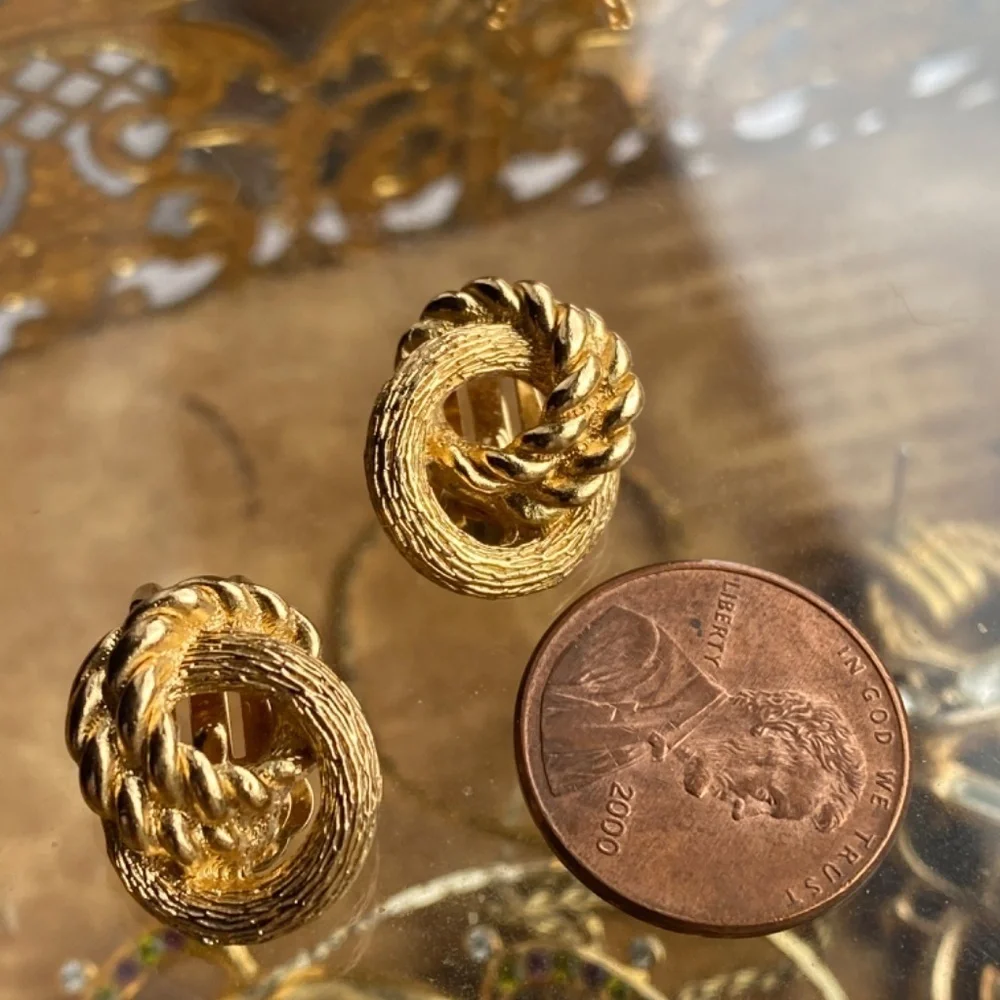 Tiny vintage gold tone authentic CHRISTIAN DIOR CLIP ON EARRINGS - Picture 7 of 8